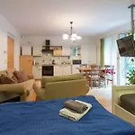 Relaxing Terrace Apartment In Lively Area